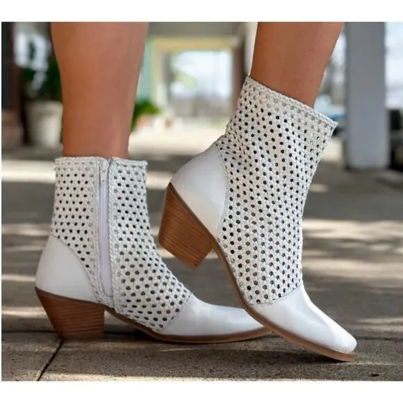 COCONUTS By MATISSE Golden Hour White Pointed Toe Heeled Bootie Size 9.5 Cowboy