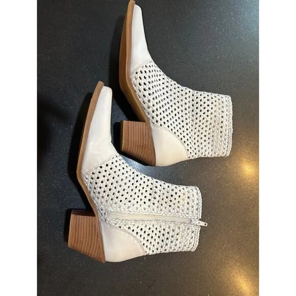 COCONUTS By MATISSE Golden Hour White Pointed Toe Heeled Bootie Size 9.5 Cowboy