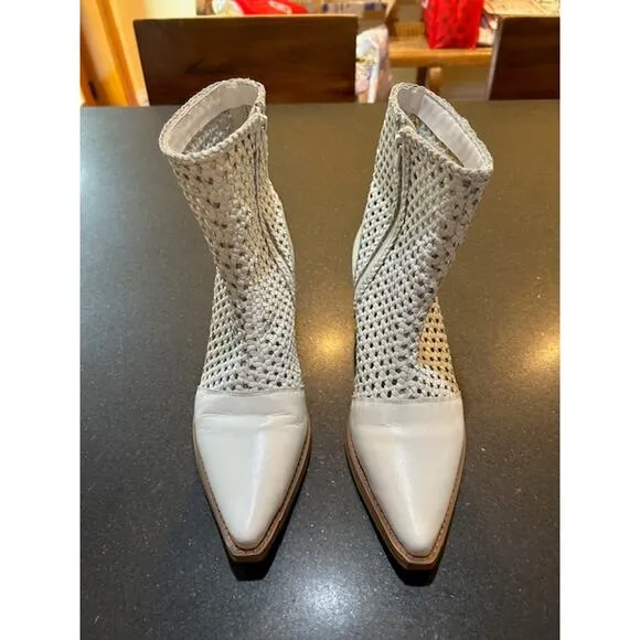 COCONUTS By MATISSE Golden Hour White Pointed Toe Heeled Bootie Size 9.5 Cowboy