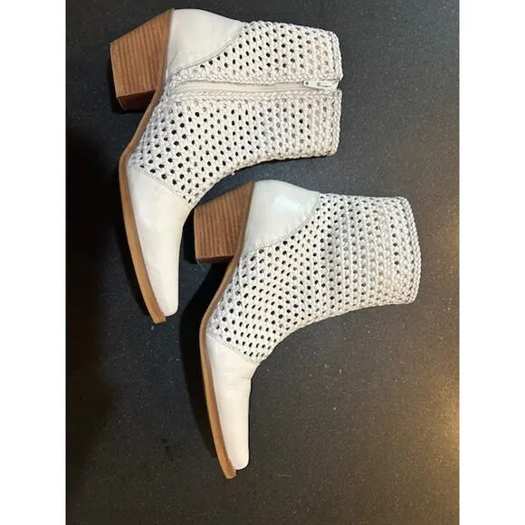 COCONUTS By MATISSE Golden Hour White Pointed Toe Heeled Bootie Size 9.5 Cowboy