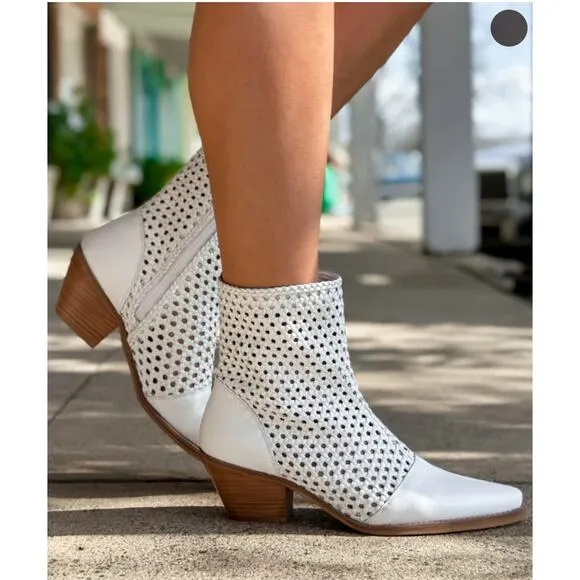 COCONUTS By MATISSE Golden Hour White Pointed Toe Heeled Bootie Size 9.5 Cowboy