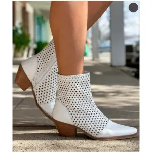 COCONUTS By MATISSE Golden Hour White Pointed Toe Heeled Bootie Size 9.5 Cowboy