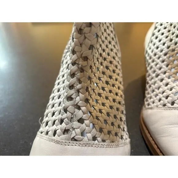 COCONUTS By MATISSE Golden Hour White Pointed Toe Heeled Bootie Size 9.5 Cowboy