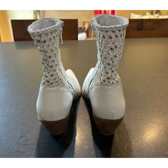 COCONUTS By MATISSE Golden Hour White Pointed Toe Heeled Bootie Size 9.5 Cowboy
