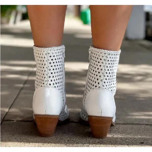 COCONUTS By MATISSE Golden Hour White Pointed Toe Heeled Bootie Size 9.5 Cowboy