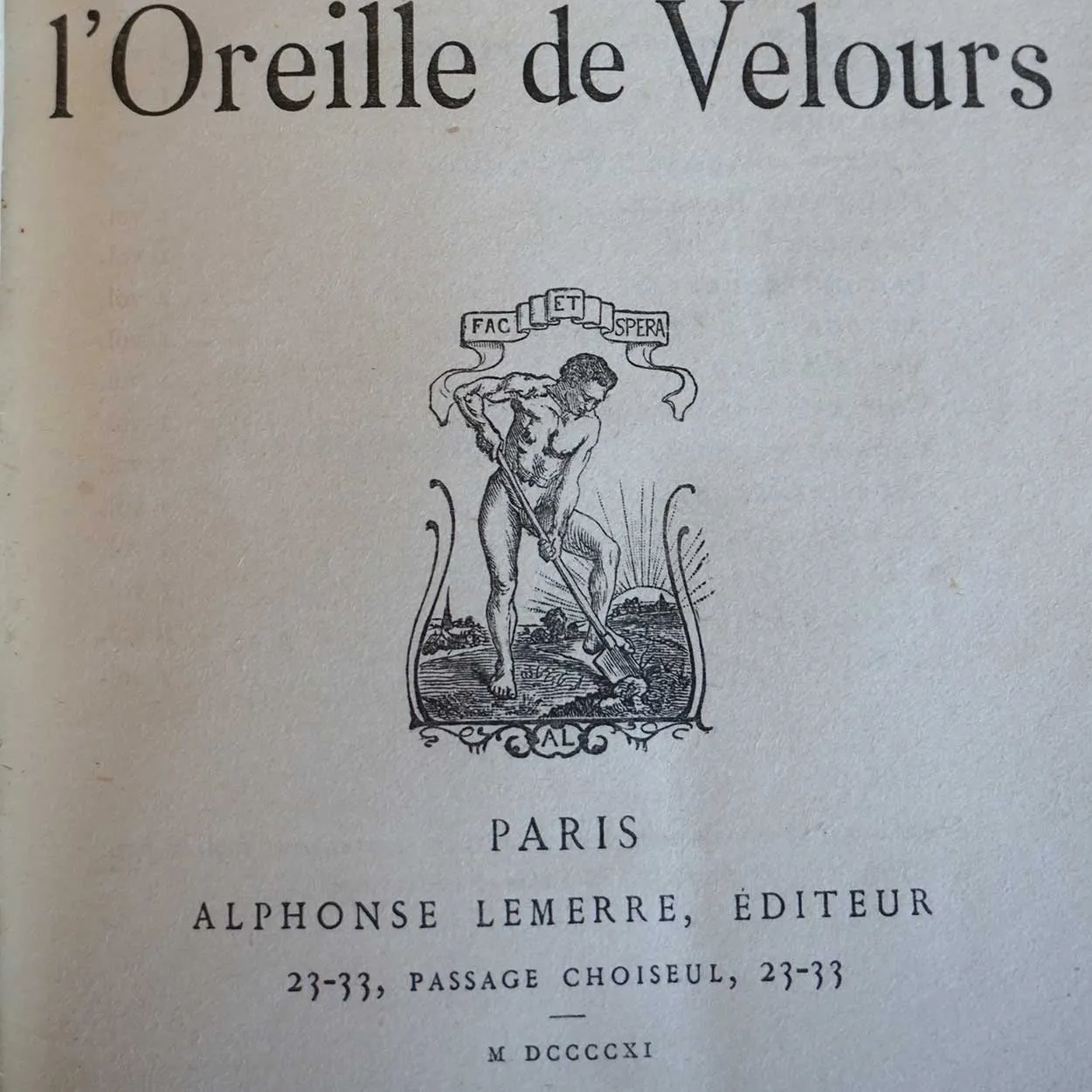 French Book: La Dame a l'Oreille de Velours by Marie-Anne de Bovet