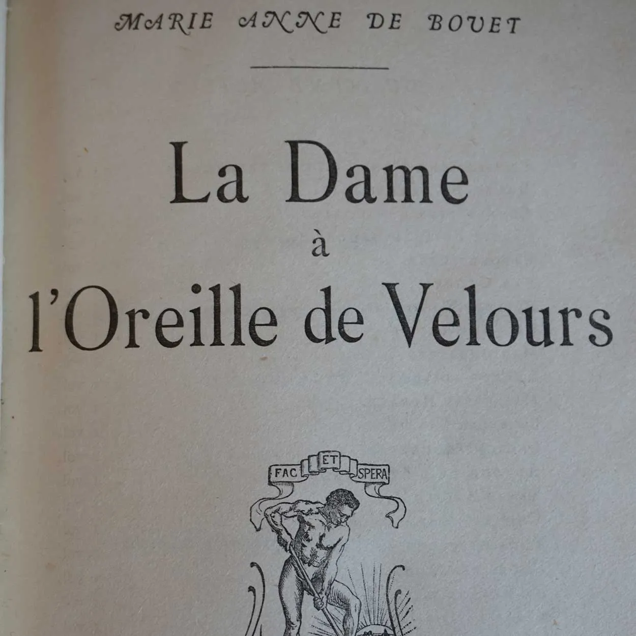 French Book: La Dame a l'Oreille de Velours by Marie-Anne de Bovet