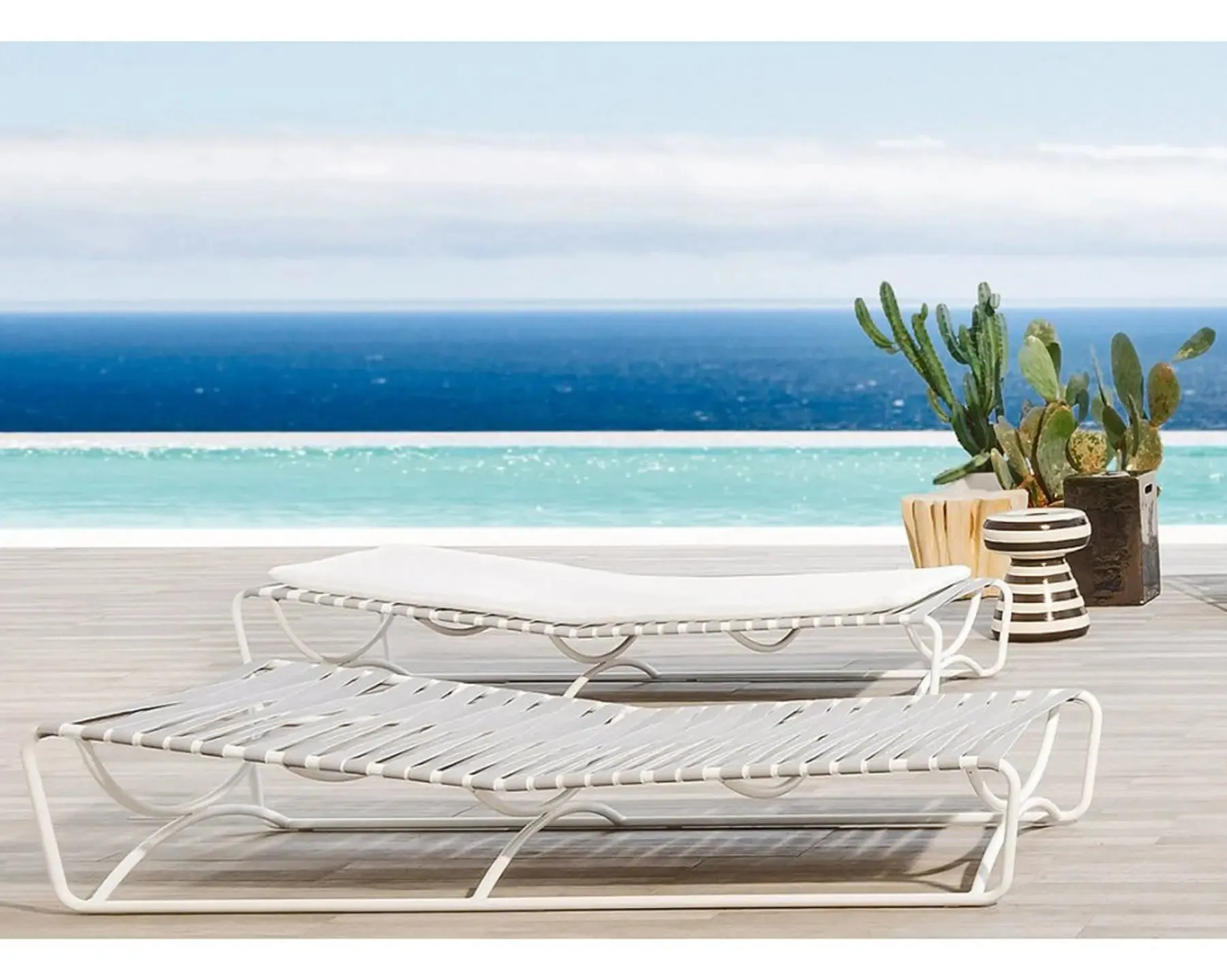InOut 884 Outdoor Daybed