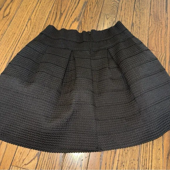Varley‎ Skirt Black Large Textured Stretch a-line short