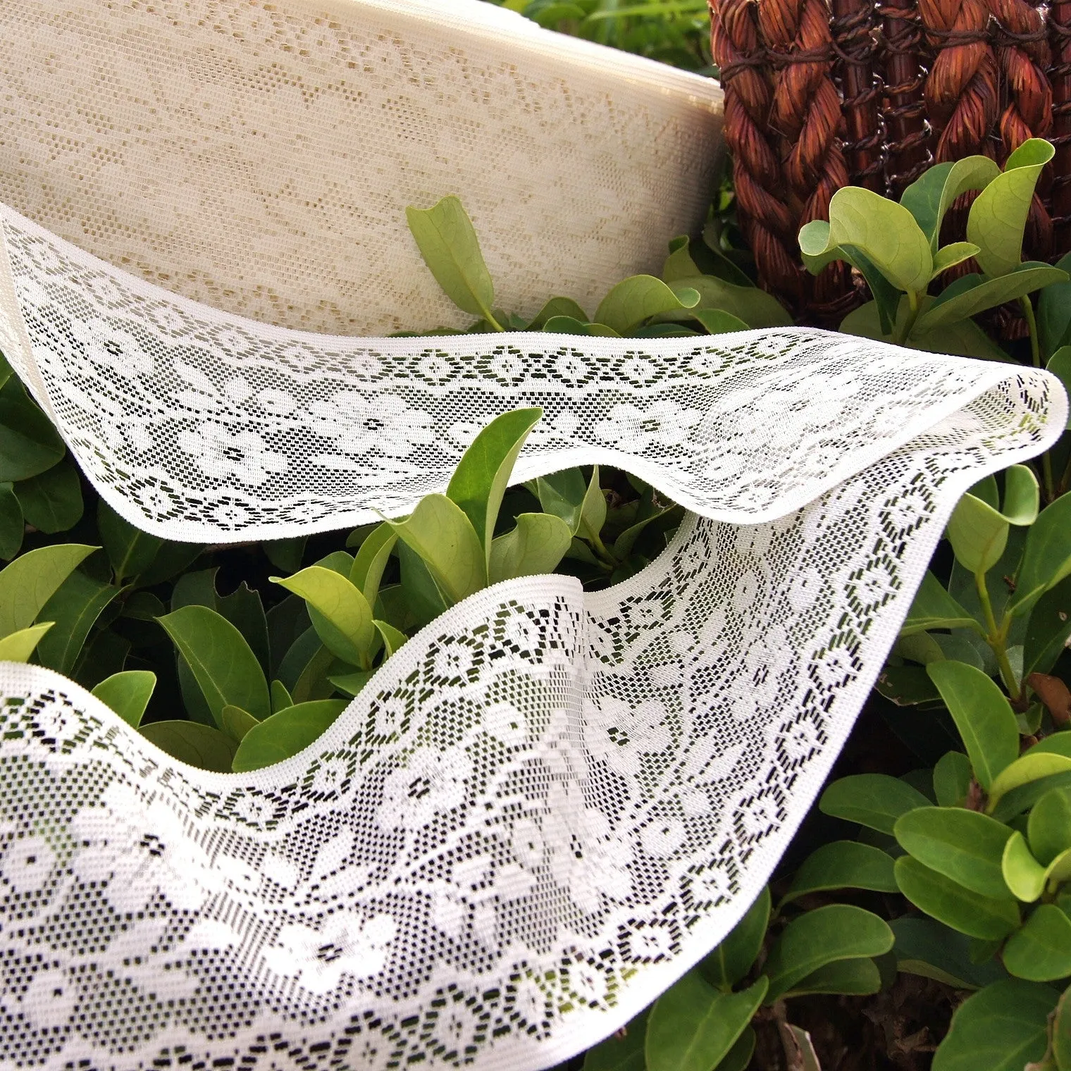 Vintage Filet Style Floral Lace 4¾" wide