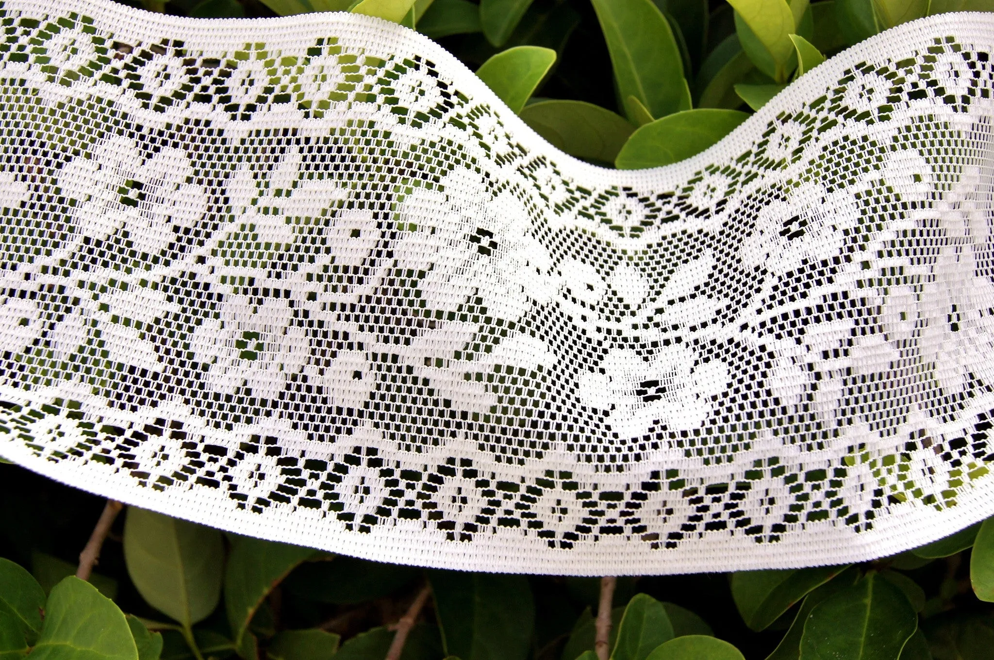 Vintage Filet Style Floral Lace 4¾" wide
