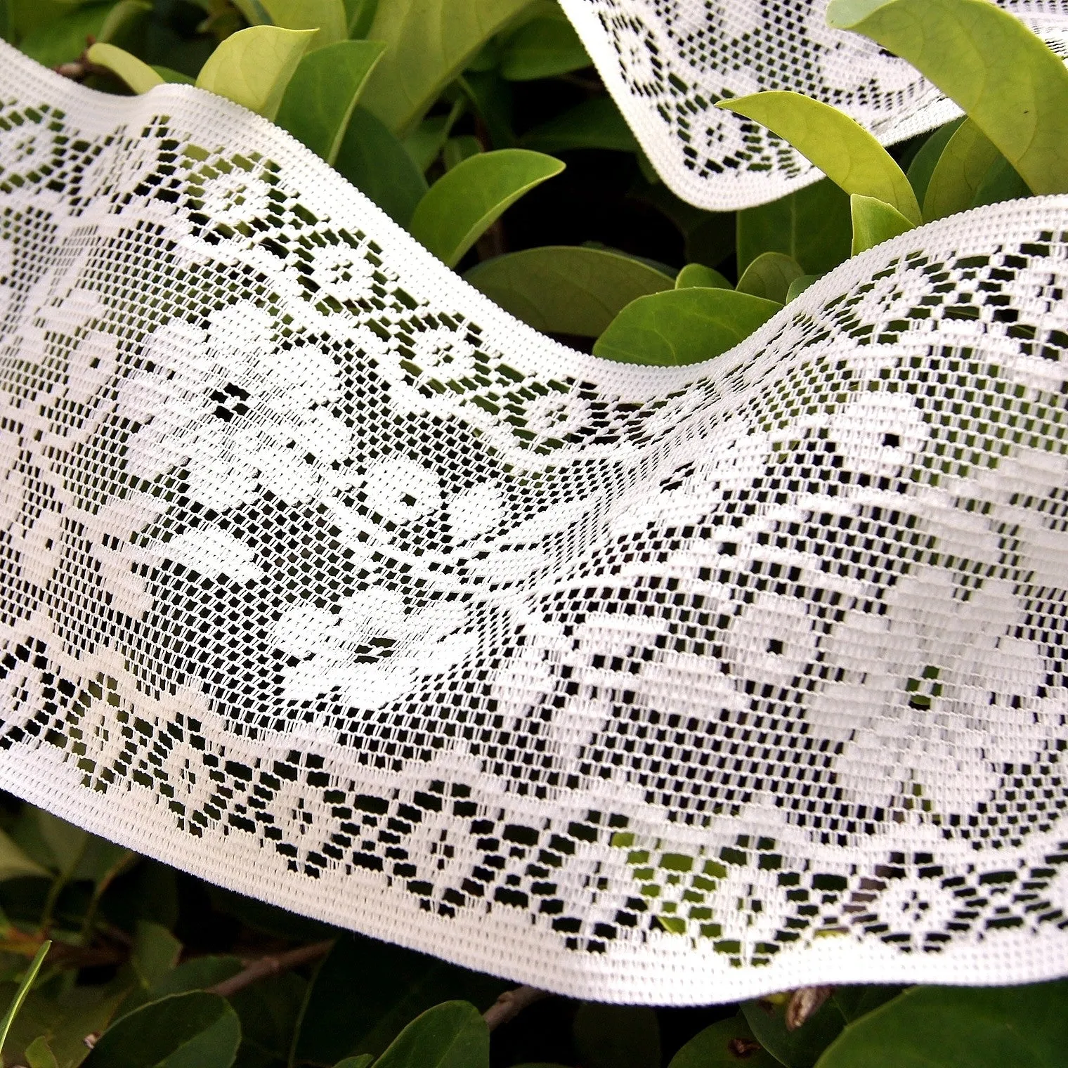 Vintage Filet Style Floral Lace 4¾" wide
